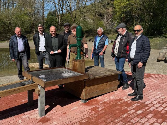 So fließt das Wasser: Tierparkleiter Stefan Heffels bringt die Pumpe des neuen Wasserspielplatzes im Beisein von Vorstandsmitgliedern des Tierparkvereins und des Aufsichtsrates der Freizeitobjektegesellschaft in Schwung.